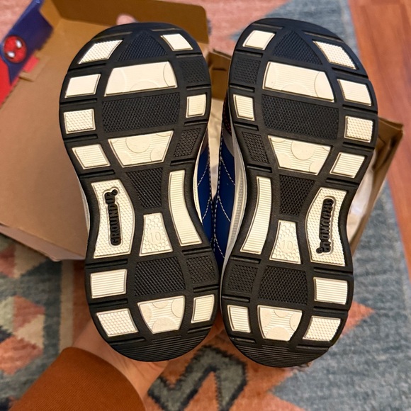 NWT • Spider-man • light up Velcro tennis shoes - Picture 4 of 7